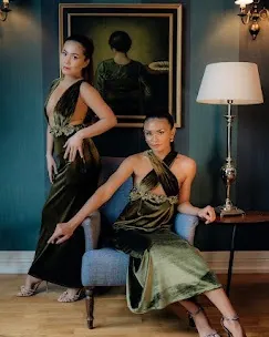 To kvinner sitter på stol i grønn kjole