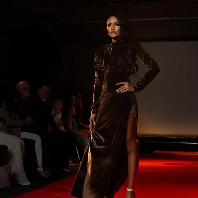 Kvinne i svart mørk kjole på moteshow