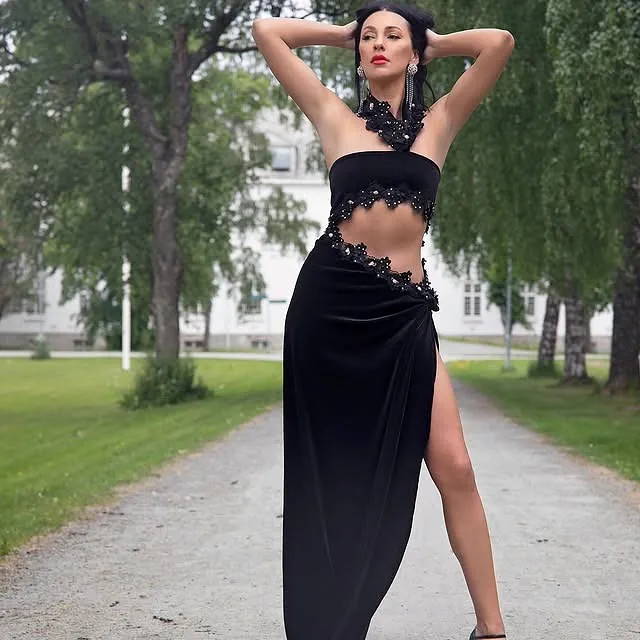 Kvinne med lang svart kjole