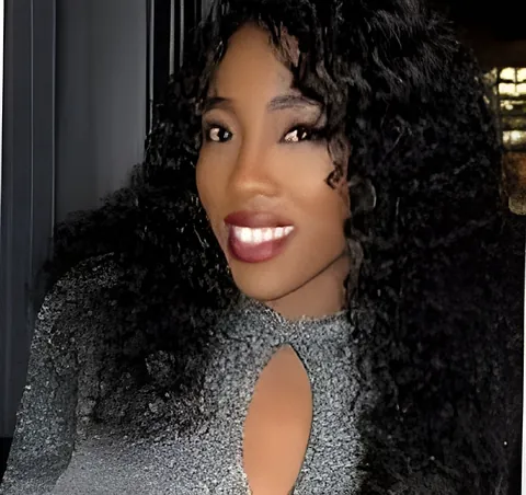 Kvinne med svart, krøllete hår