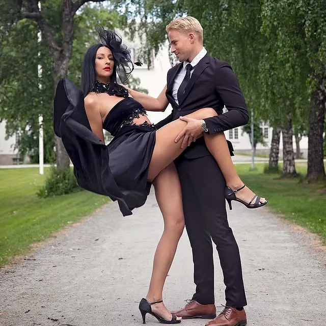 Mann i dress og kvinne i svart kjole